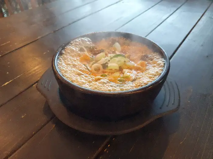다양한 밑반찬이 놓인 테이블 풍경