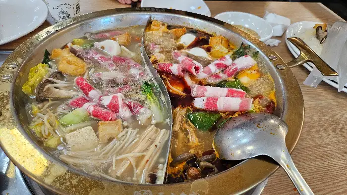 두 가지 육수로 준비된 훠궈 냄비