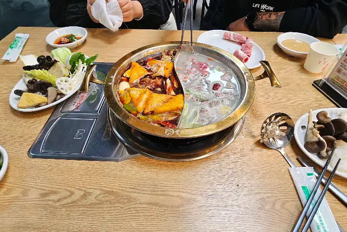 테이블에 차려진 푸짐한 훠궈 한 상