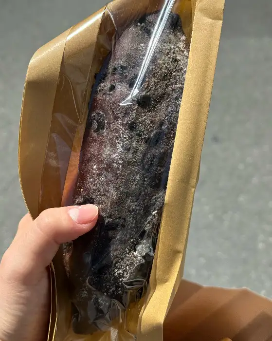 소금빵 하나를 들고 있는 모습