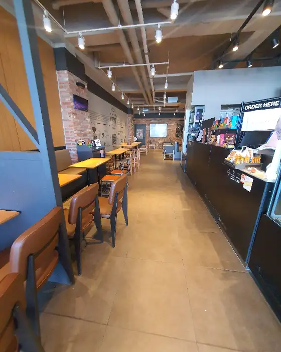 카페 통로와 메뉴판