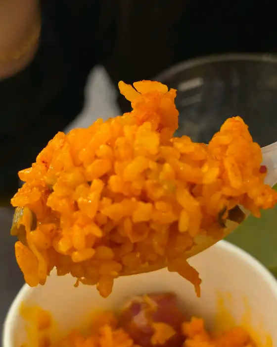 메가커피 쿠키를 먹는 모습
