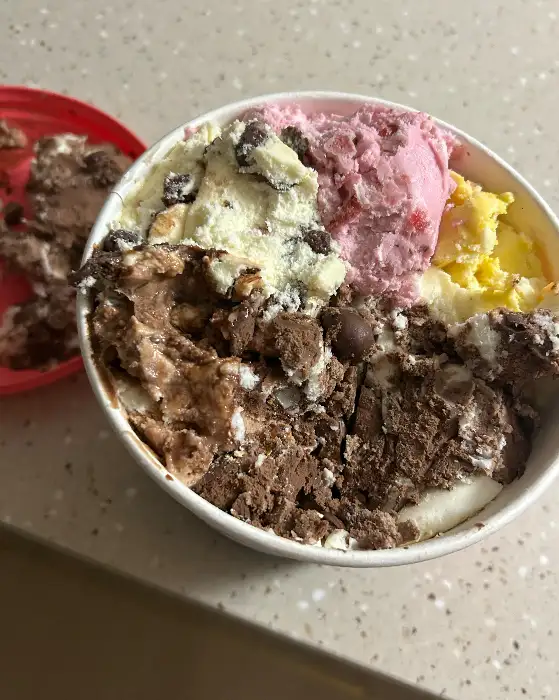 여러 가지 아이스크림이 섞여 담긴 컵