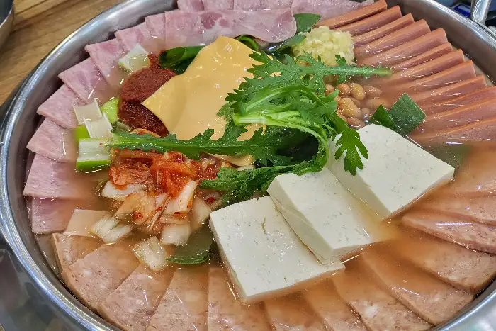 일당백 부대찌개 시그니처 메뉴 비주얼