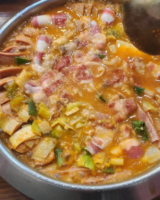 김이 모락모락 나는 부대찌개 국물