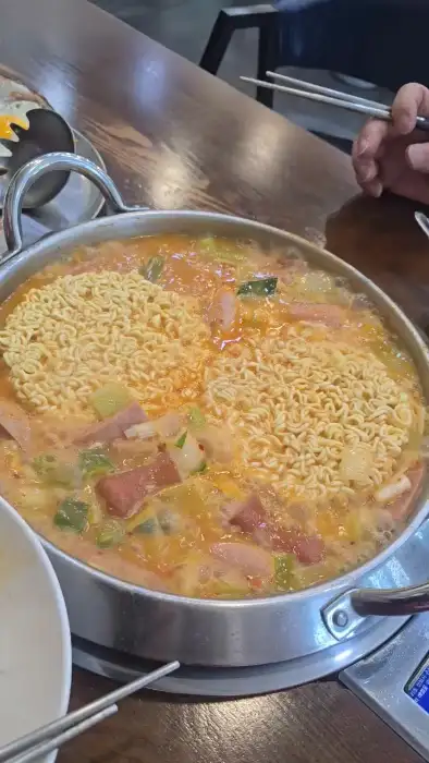 푸짐하게 끓고 있는 부대찌개