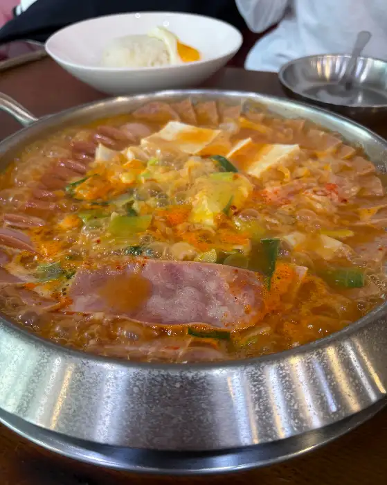 다양한 햄이 푸짐하게 담긴 부대찌개