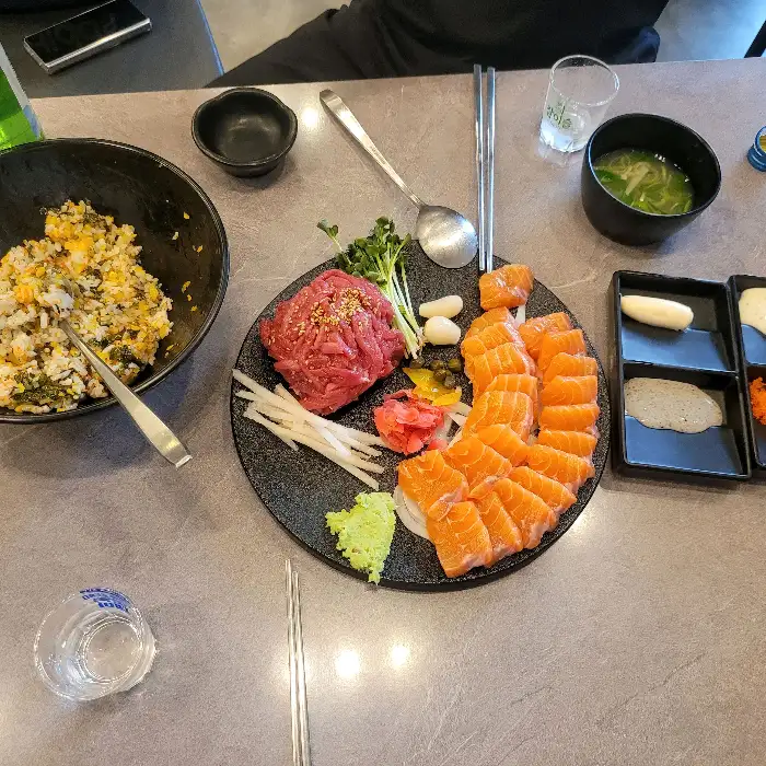 육회바른연어 모둠초밥과 곁들임 메뉴