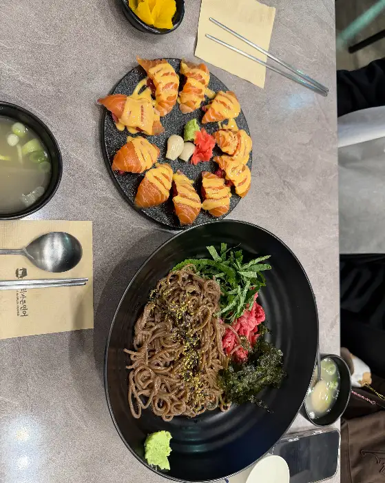육회바른연어 육회 초밥과 연어 초밥