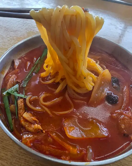 면을 건져 올리는 짬뽕