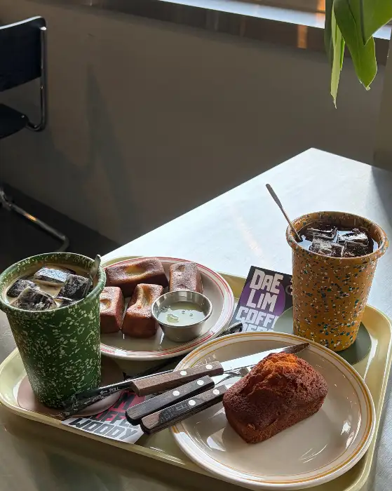 다양한 커피와 디저트가 담긴 트레이