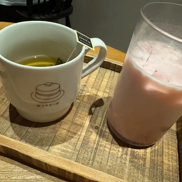 차와 함께 놓여있는 딸기우유 스무디