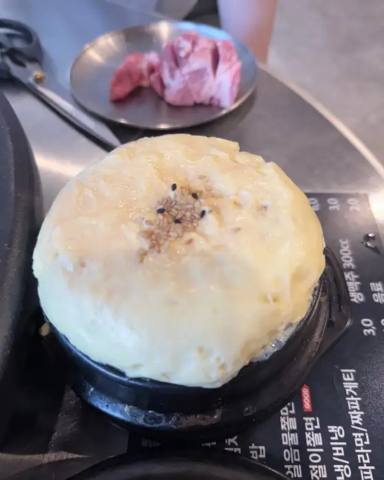 뚝배기에서 부풀어 오른 부드러운 계란찜