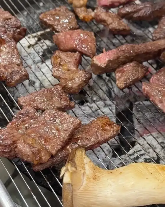 숯불 위에서 맛있게 구워지고 있는 소고기