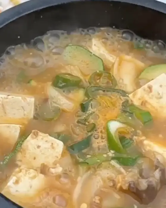 푸짐하고 맛있어 보이는 된장찌개