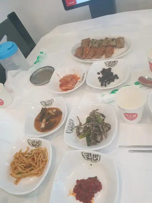 다양한 반찬과 메밀 전병