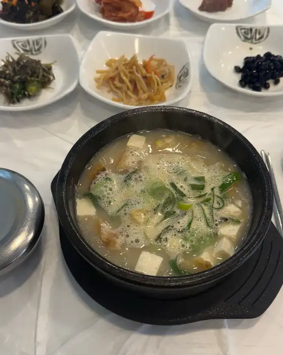 황태 해장국 뚝배기와 반찬