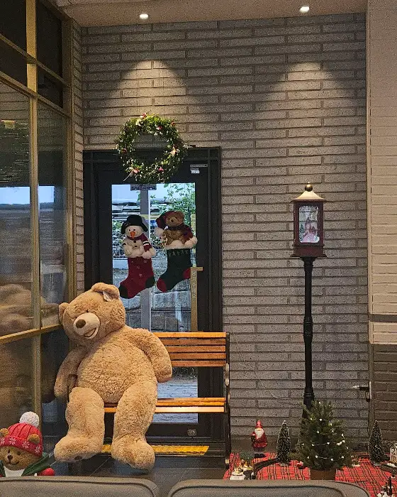 매장 입구에 장식된 크리스마스 장식과 곰인형