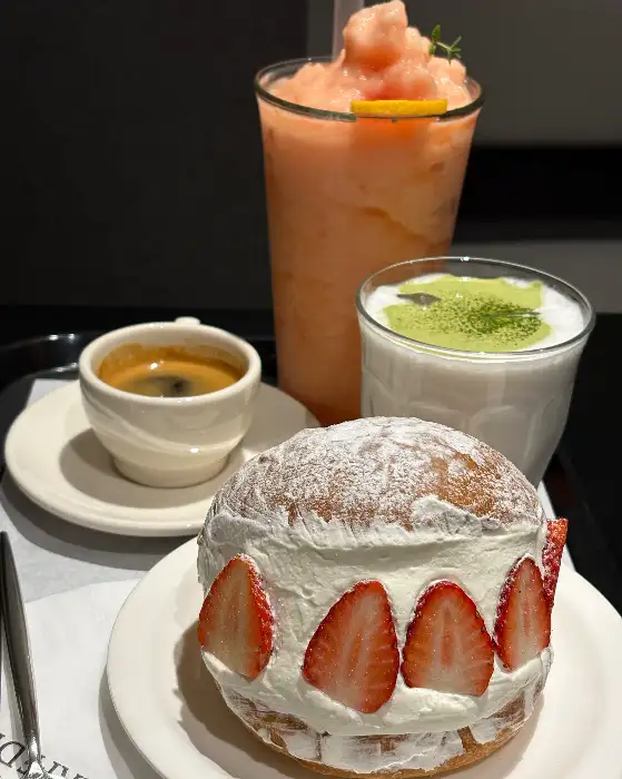 진열된 빵과 음료