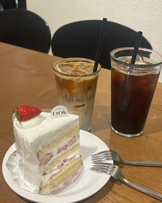 딸기 케이크와 커피