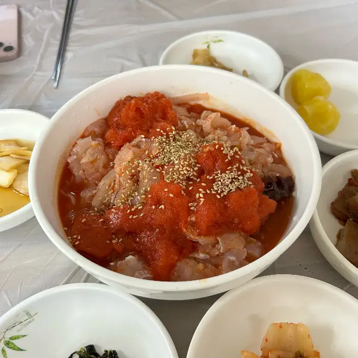 풍성하게 담긴 회와 붉은 양념이 돋보이는 모습