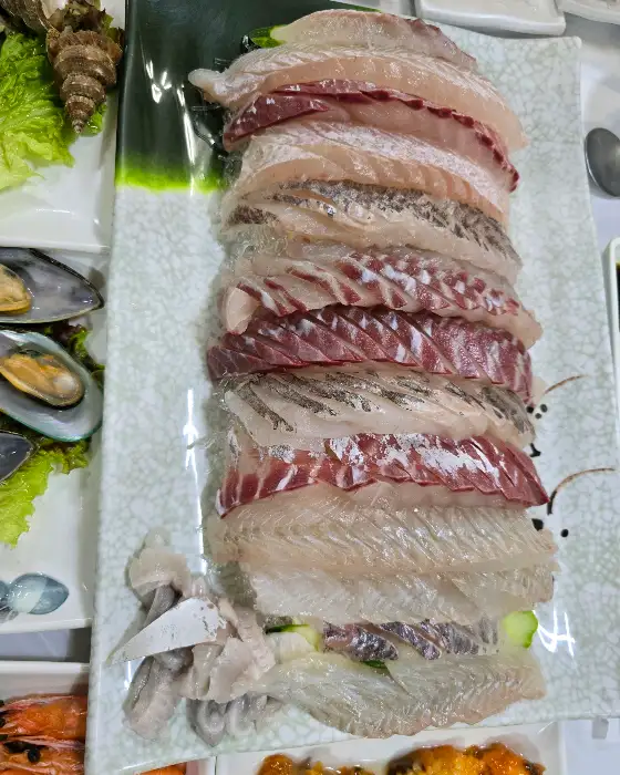푸짐하게 차려진 다양한 해산물 요리들