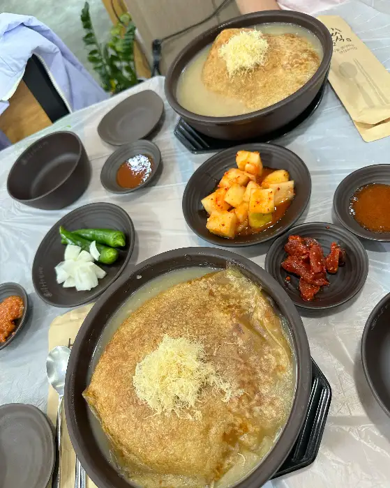 따뜻하게 제공되는 누룽지 삼계탕 모습