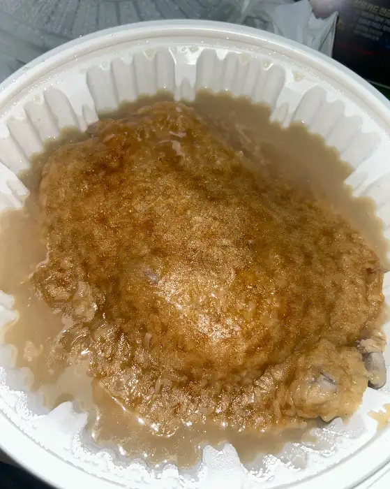 삼계탕 국물에 적셔진 누룽지의 클로즈업