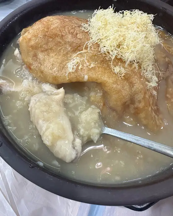 누룽지 삼계탕의 닭고기 살 발라낸 모습