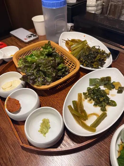 다양한 밑반찬과 쌈 채소