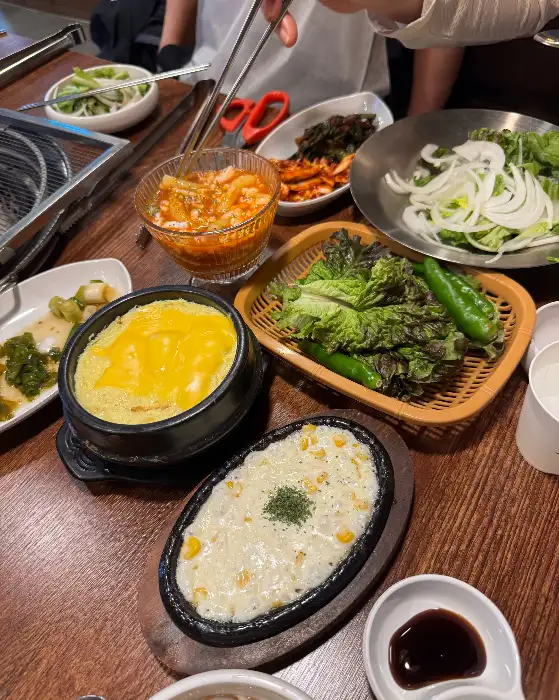 식사 중인 테이블과 반찬들