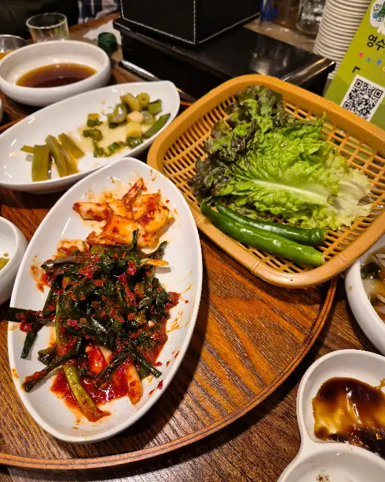 다양한 쌈 채소와 고추, 마늘