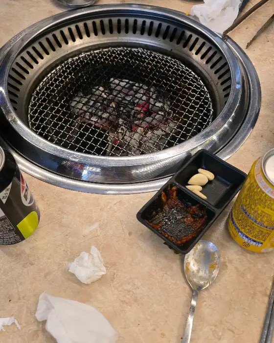 숯불 위에서 익어가는 고기