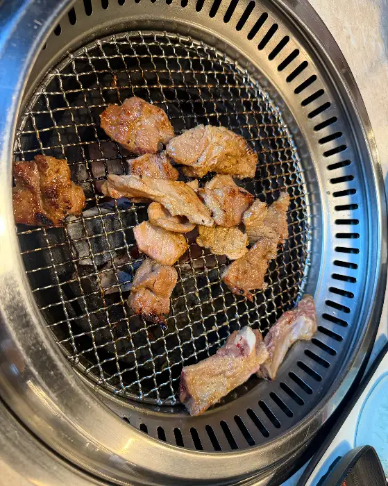 숯불 위에서 맛있게 익고 있는 돼지갈비