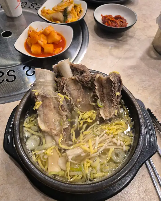푸짐한 갈비탕