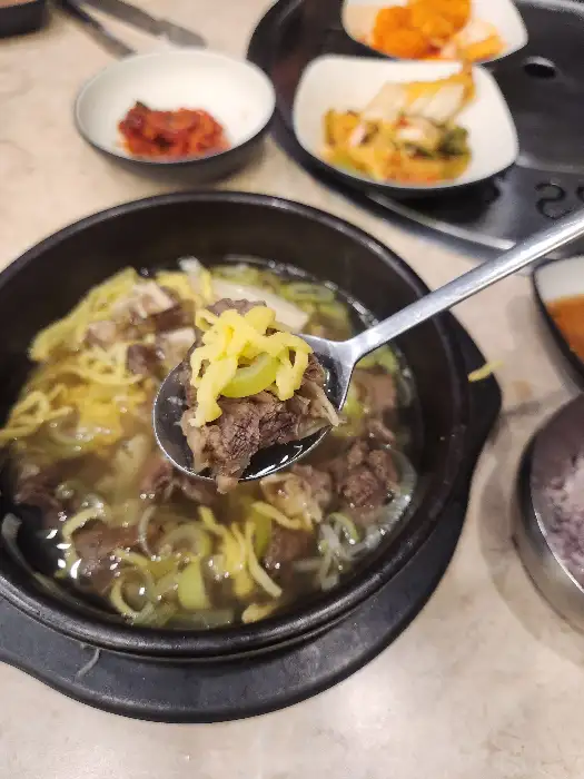 갈비탕을 덜어내는 모습