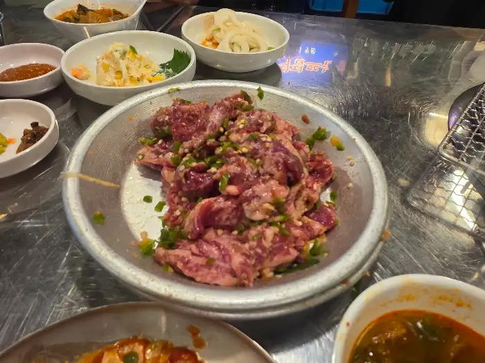 해장국과 밑반찬이 차려진 테이블 상차림