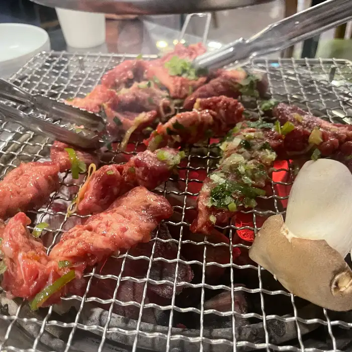 숯불 위에서 맛있게 구워지고 있는 양념 소고기