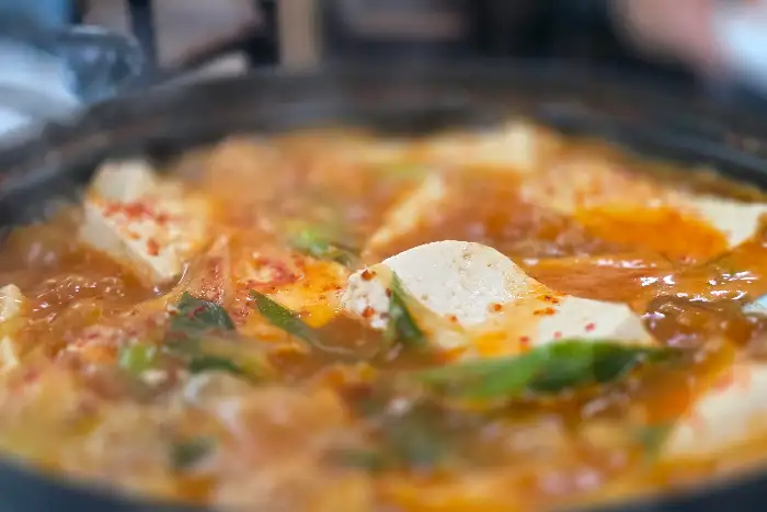 보글보글 끓는 두부찌개