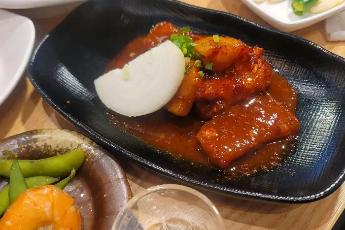 양념에 버무려진 해산물 요리