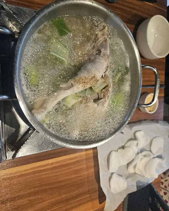 붉은 양념의 국물 닭발
