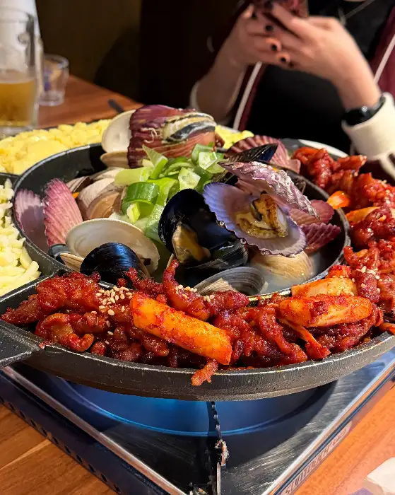 싱싱한 조개와 닭발이 함께 담긴 메뉴