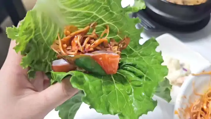 상추쌈에 싸 먹는 송어회