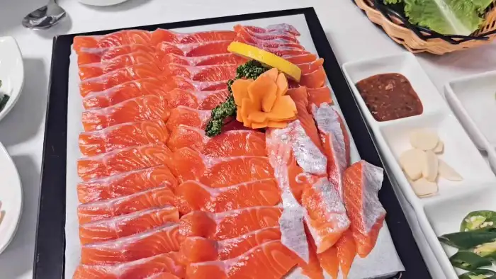 푸짐하게 차려진 송어회 한상차림