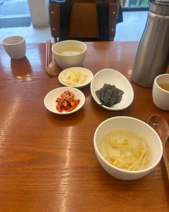 다양한 밑반찬과 국물