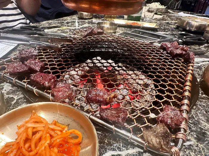 숯불 위에서 익어가는 다양한 부위의 소고기