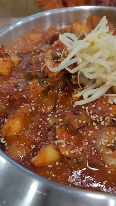 뚝배기에 담겨 보글보글 끓고 있는 아구불고기