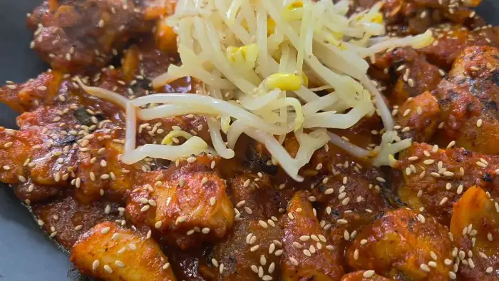 아구불고기 위에 콩나물이 수북이 쌓여 있는 모습