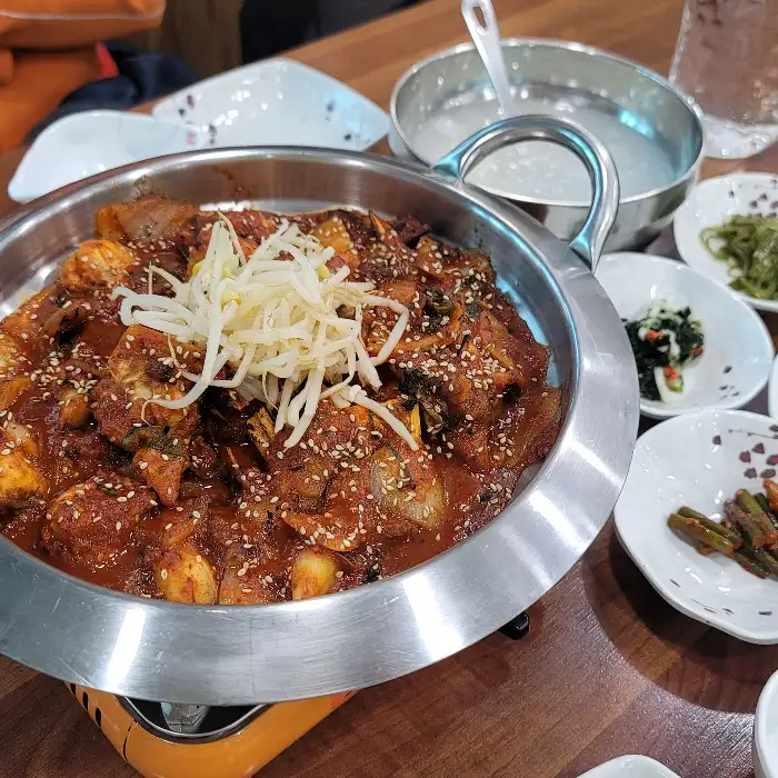 상차림이 한눈에 보이는 식탁 위 모습