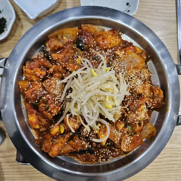 아구불고기 접시의 전체적인 모습